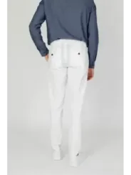 Mann trägt Antony Morato Hosen