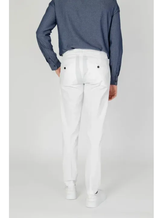 Mann trägt Antony Morato Hosen