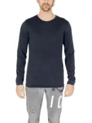 Mann trägt Jack & Jones Pullover