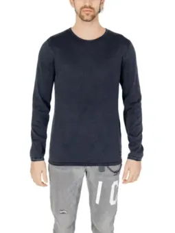 Mann trägt Jack & Jones Pullover