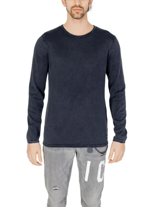 Mann trägt Jack & Jones Pullover