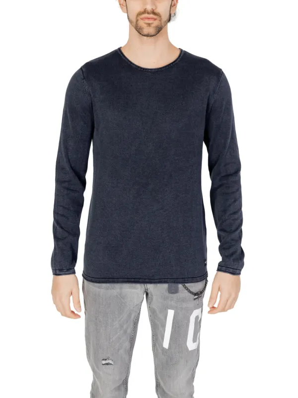 Mann trägt Jack & Jones Pullover