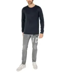 Mann trägt Jack & Jones Pullover