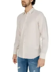 Weißes Hemd mit blauen Jeans