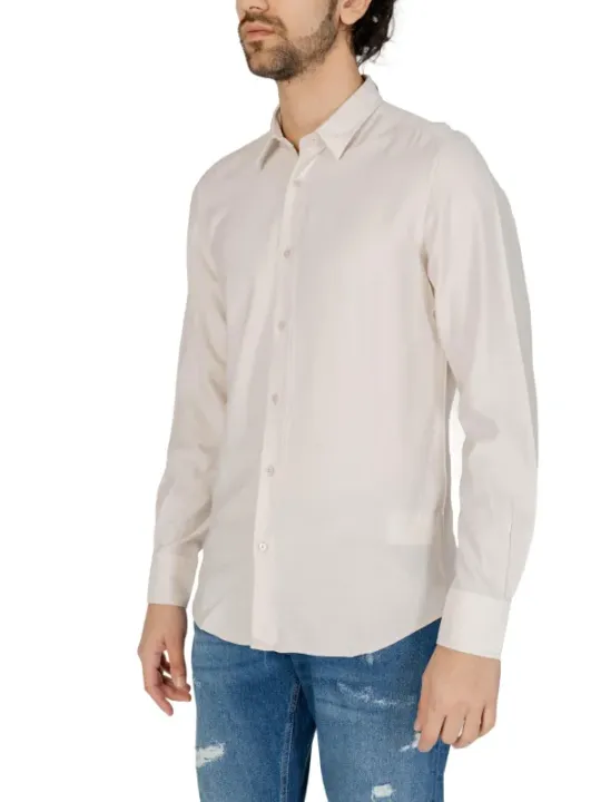 Weißes Hemd mit blauen Jeans