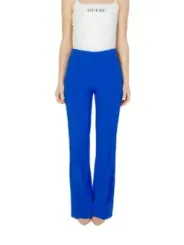 Blaue Hose und weißes Top