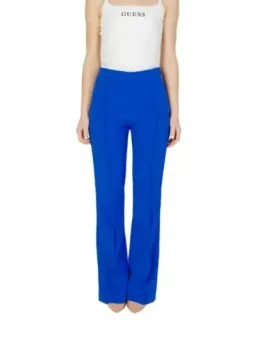 Blaue Hose und weißes Top