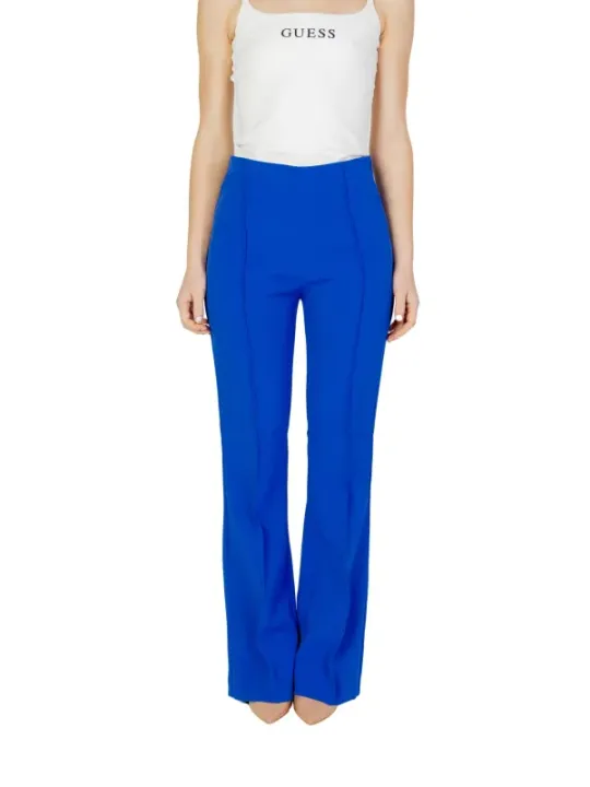 Blaue Hose und weißes Top