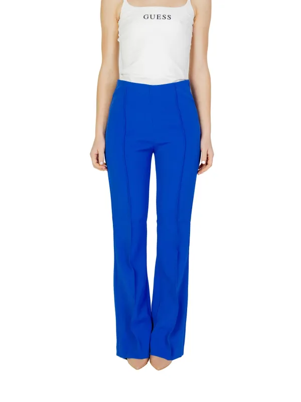 Blaue Hose und weißes Top