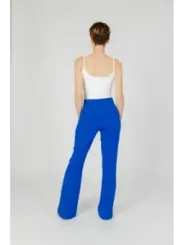 Weißes Tanktop mit blauen Hosen