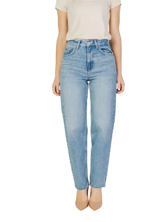 Abgenutzte Jeans mit hohem Bund