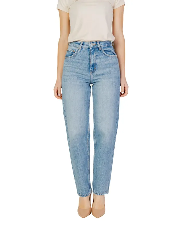 Abgenutzte Jeans mit hohem Bund