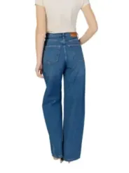 Helle Jeans und weißes T-Shirt