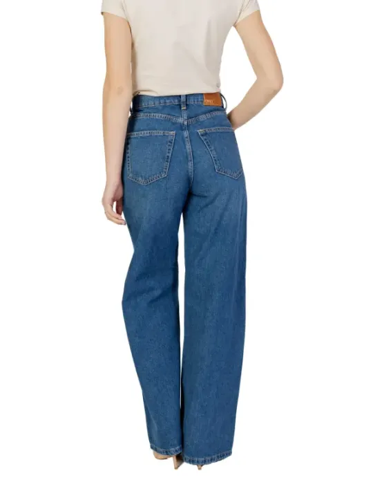 Helle Jeans und weißes T-Shirt