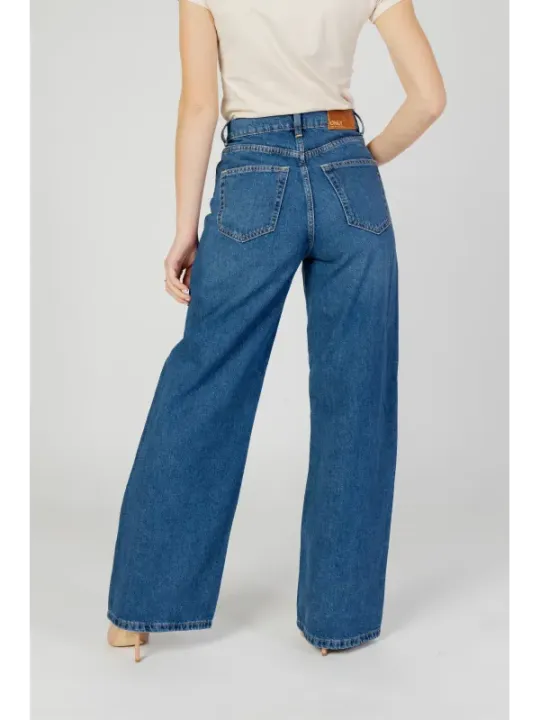Frau trägt Only 471689 Jeans