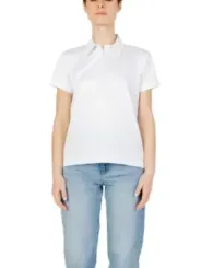 Weißes Hemd mit hellblauen Jeans