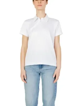 Weißes Hemd mit hellblauen Jeans