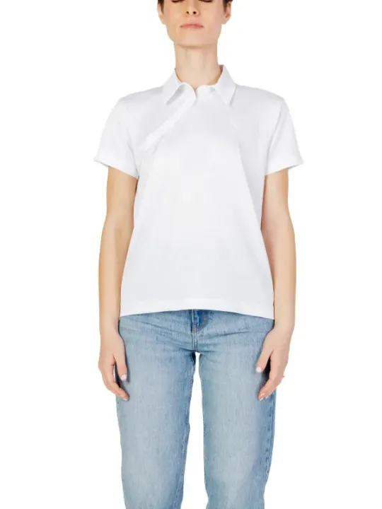 Weißes Hemd mit hellblauen Jeans