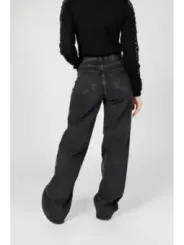 Dunkle Jeans mit ausgestelltem Bein