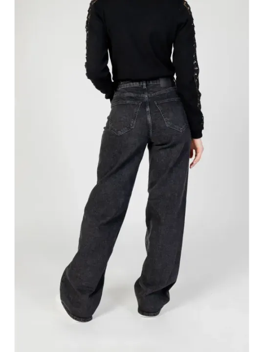 Dunkle Jeans mit ausgestelltem Bein