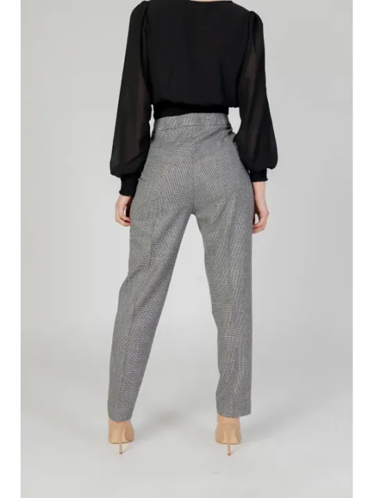 Wollhose mit Karomuster und Bund.