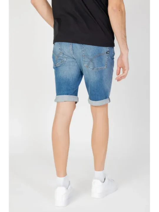 Helle Jeans, hochgekrempelt, lässiger Stil