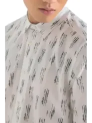 Weißes Hemd mit schwarzen Linien