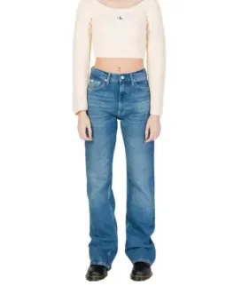 Calvin Klein Jeans Damenmodell trägt