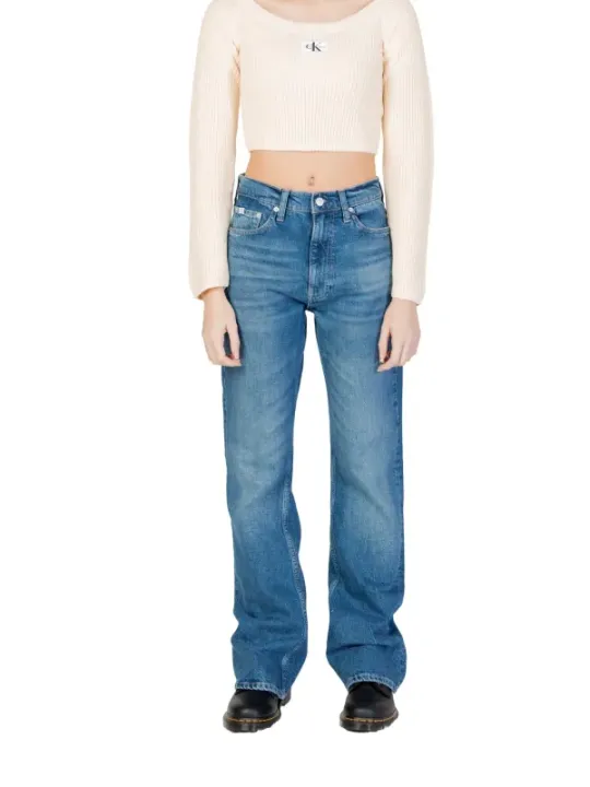Calvin Klein Jeans Damenmodell trägt
