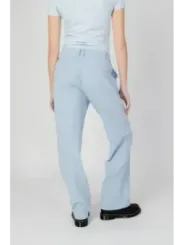 Helle Hose, gerader Schnitt, hinten.