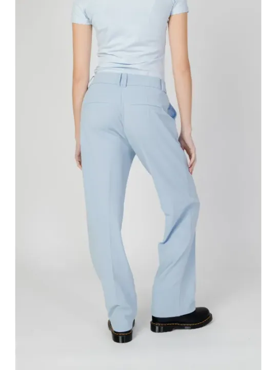 Helle Hose, gerader Schnitt, hinten.