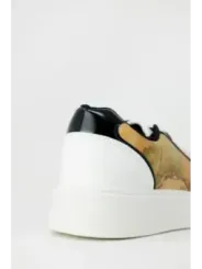 Weiße Sneaker mit schwarzem Akzent