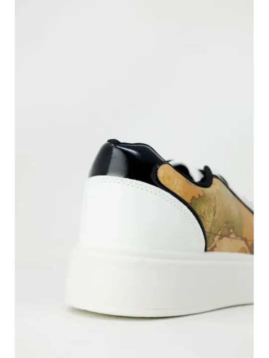 Weiße Sneaker mit schwarzem Akzent