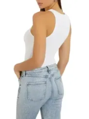 Helle Jeans mit weißen Punkten