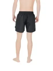 Männermodel trägt graue Badehose