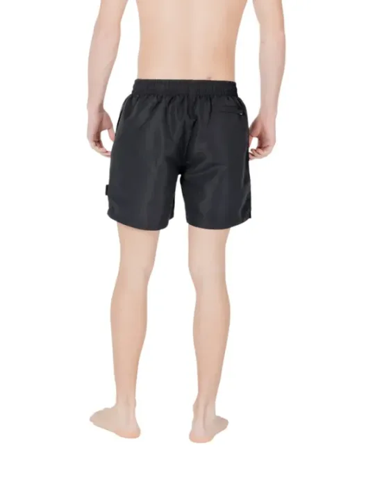 Männermodel trägt graue Badehose