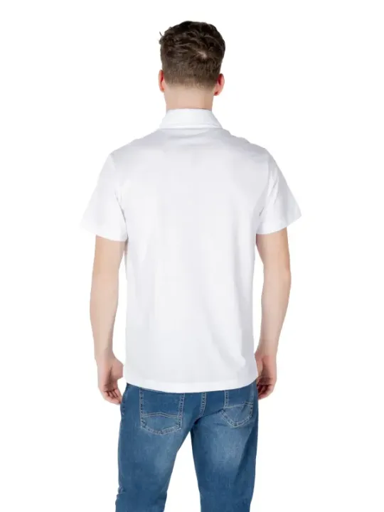 Weißes Polohemd, lässiger Sommerlook