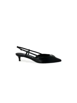 Schwarze Pumps mit Strassriemen