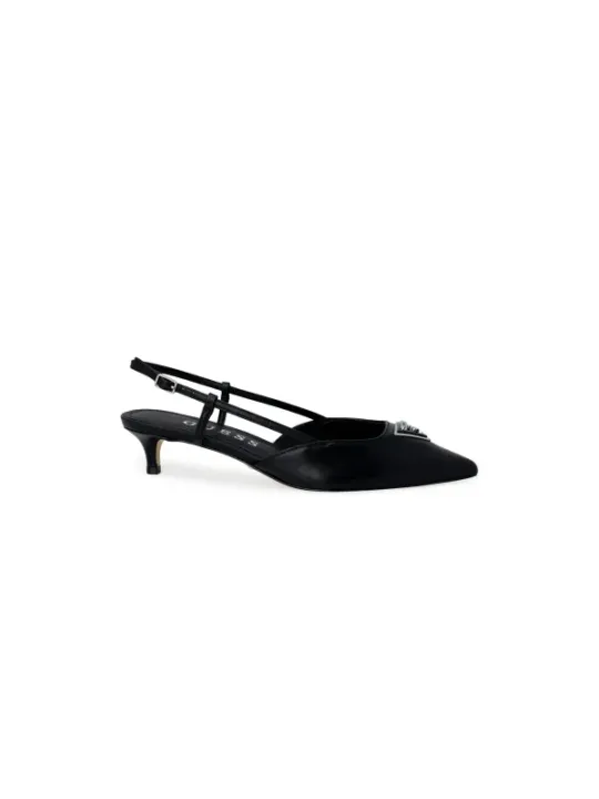 Schwarze Pumps mit Strassriemen