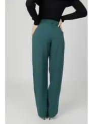 Grüne Hose, schwarzes Oberteil, Frau