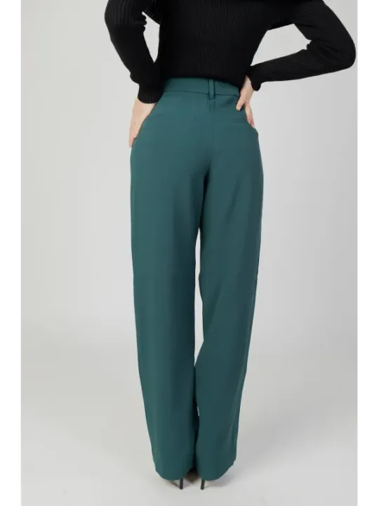 Grüne Hose, schwarzes Oberteil, Frau