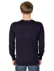 Mann trägt Liu Jo Pullover