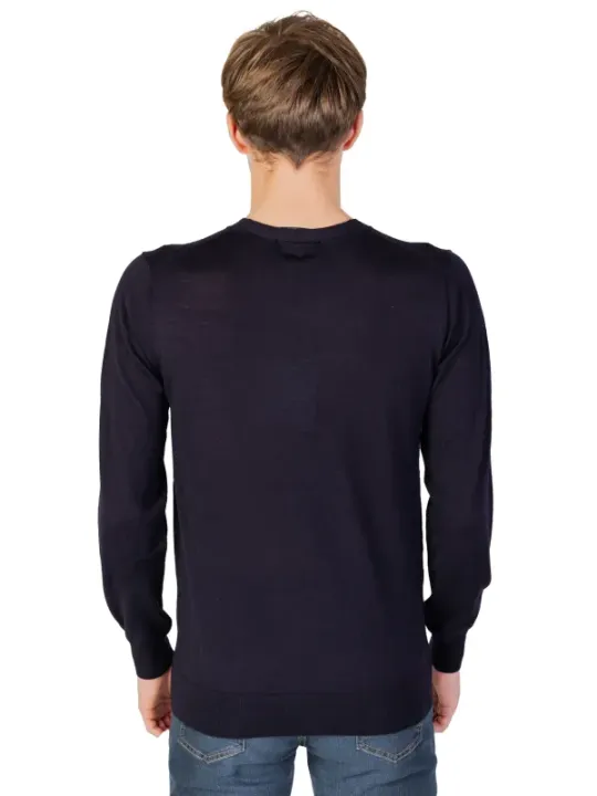 Mann trägt Liu Jo Pullover