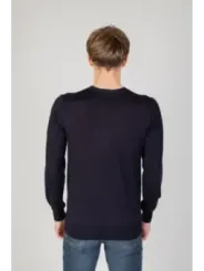 Mann trägt schwarzen Piqué-Pullover Jeans