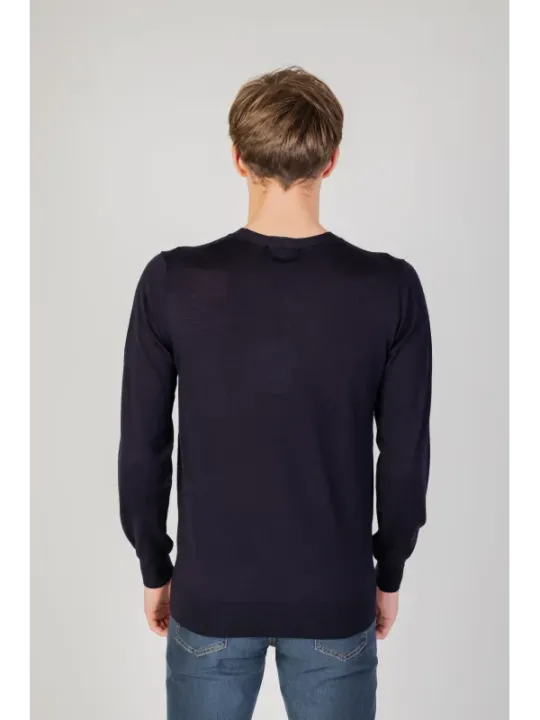 Mann trägt schwarzen Piqué-Pullover Jeans