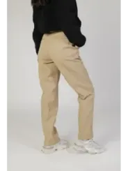 Dickies Chinos mit weißen Sneakern