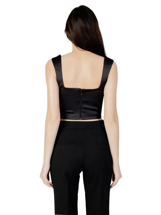 Schwarzes Crop-Top und Hose