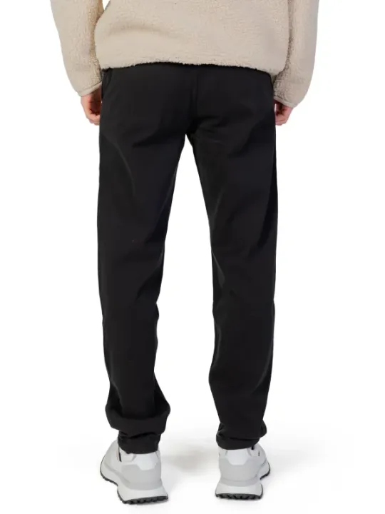 Mann trägt Boss Hosen und Sneaker