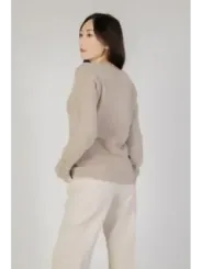 Sandfarbener Strickpullover mit Knopfmanschetten