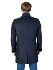 Mann trägt grauen Wintermantel